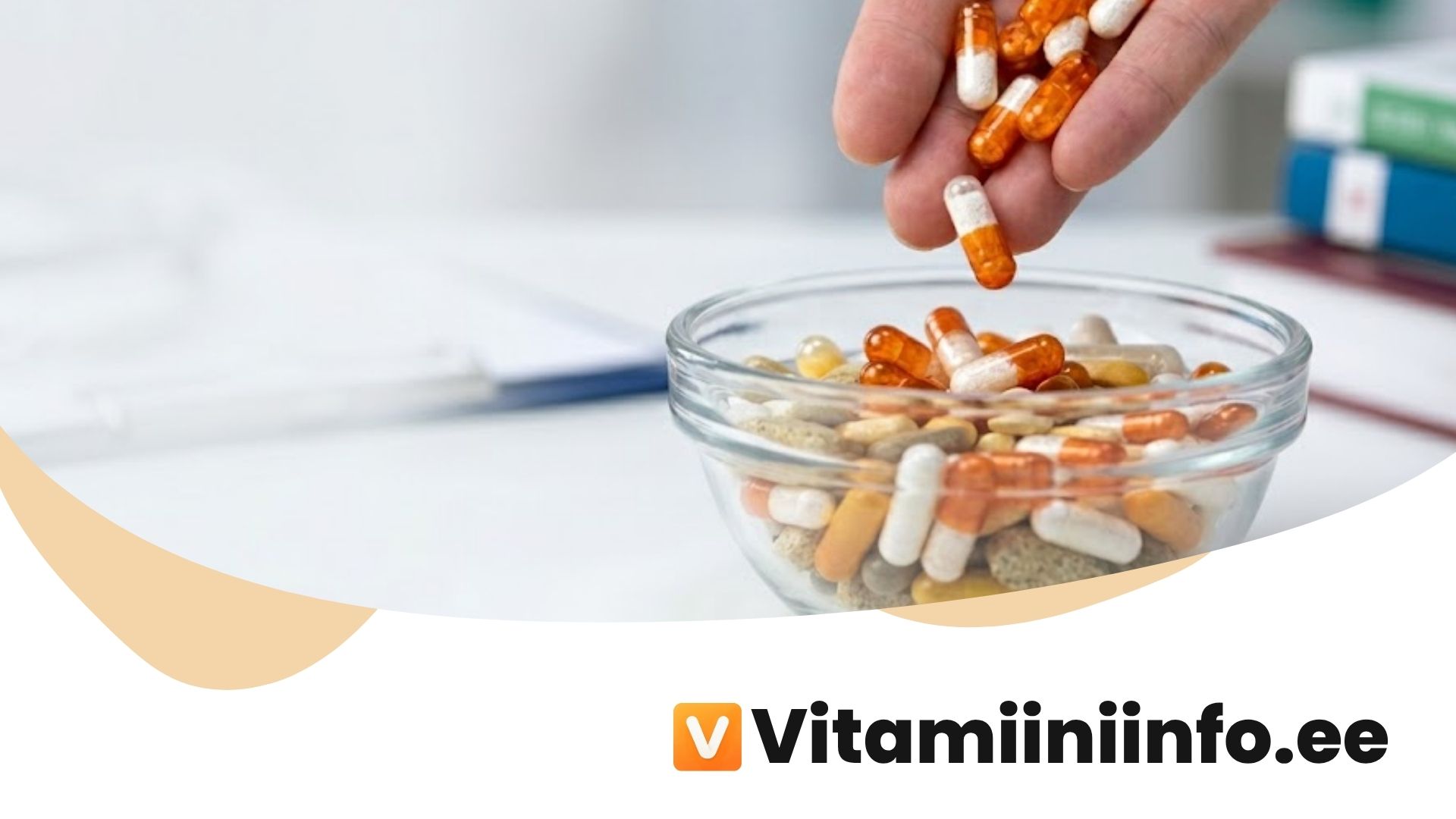 Vitamiinikapslitest ja ravimitest koosnevad piirjooned valge meditsiinilise tausta ees